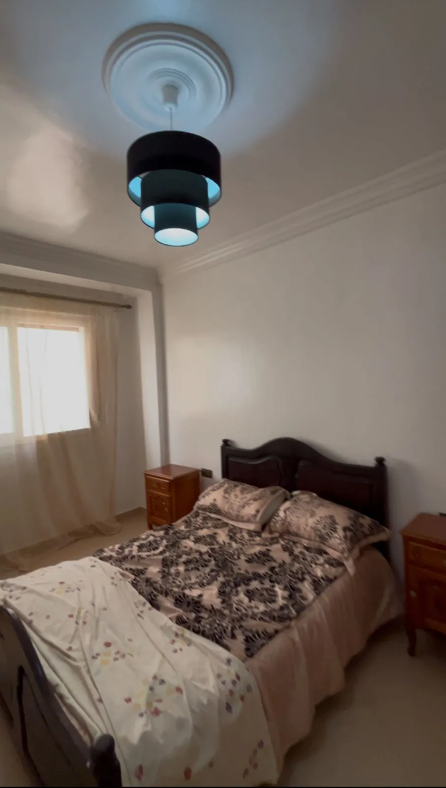 Appartement à louer à la journée à Fnideq avec 2 chambres et un salon au 3 étage