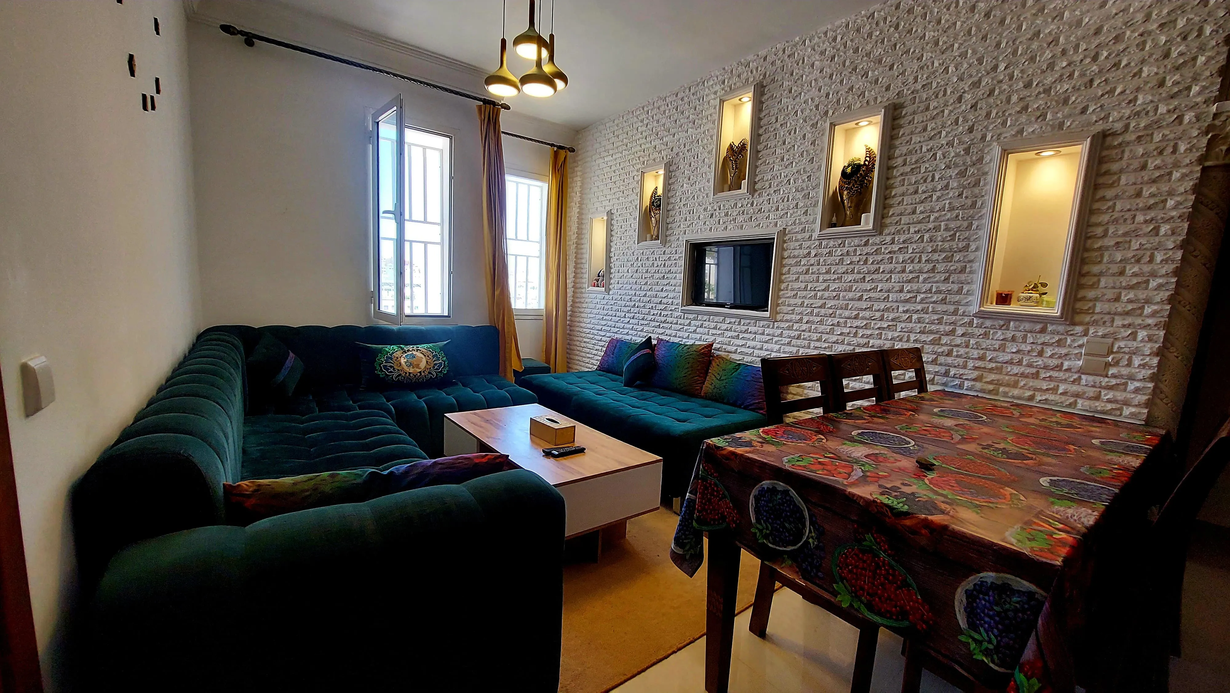 Bel appartement à louer à Fnideq, situé au troisième étage d'une résidence calme