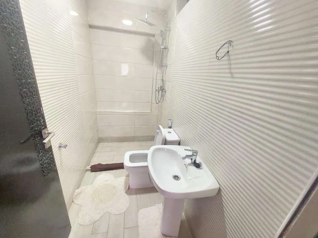 Appartement à Louer à M'diq  RDC, Résidence Calme, 2 Chambres, Wi-Fi & Parking