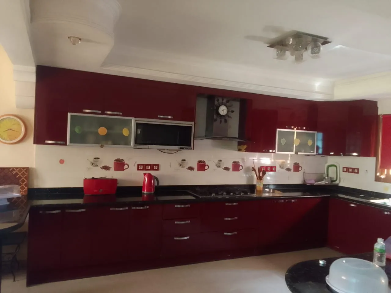 Appartement moderne à louer à Agadir, situé au premier étage avec 4 façades.