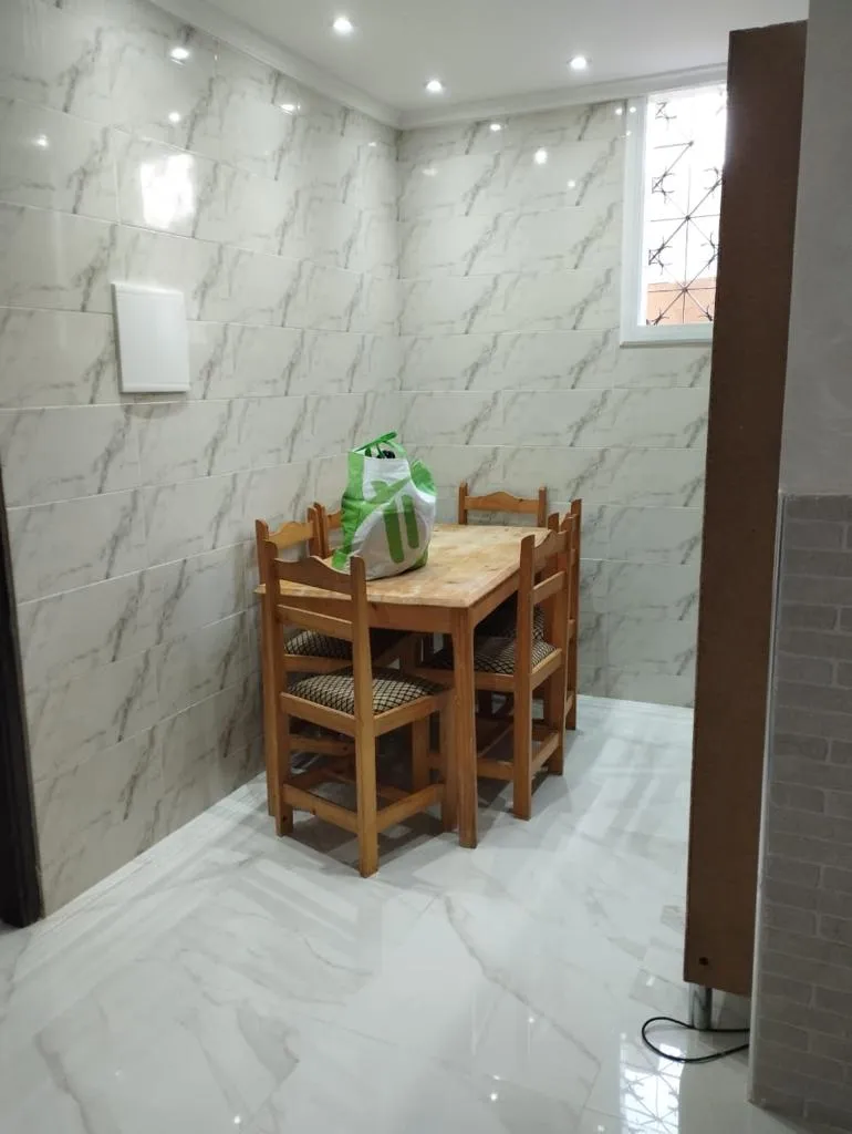 Appartement à Louer à M'diq  RDC, Résidence Calme, 2 Chambres, Wi-Fi & Parking