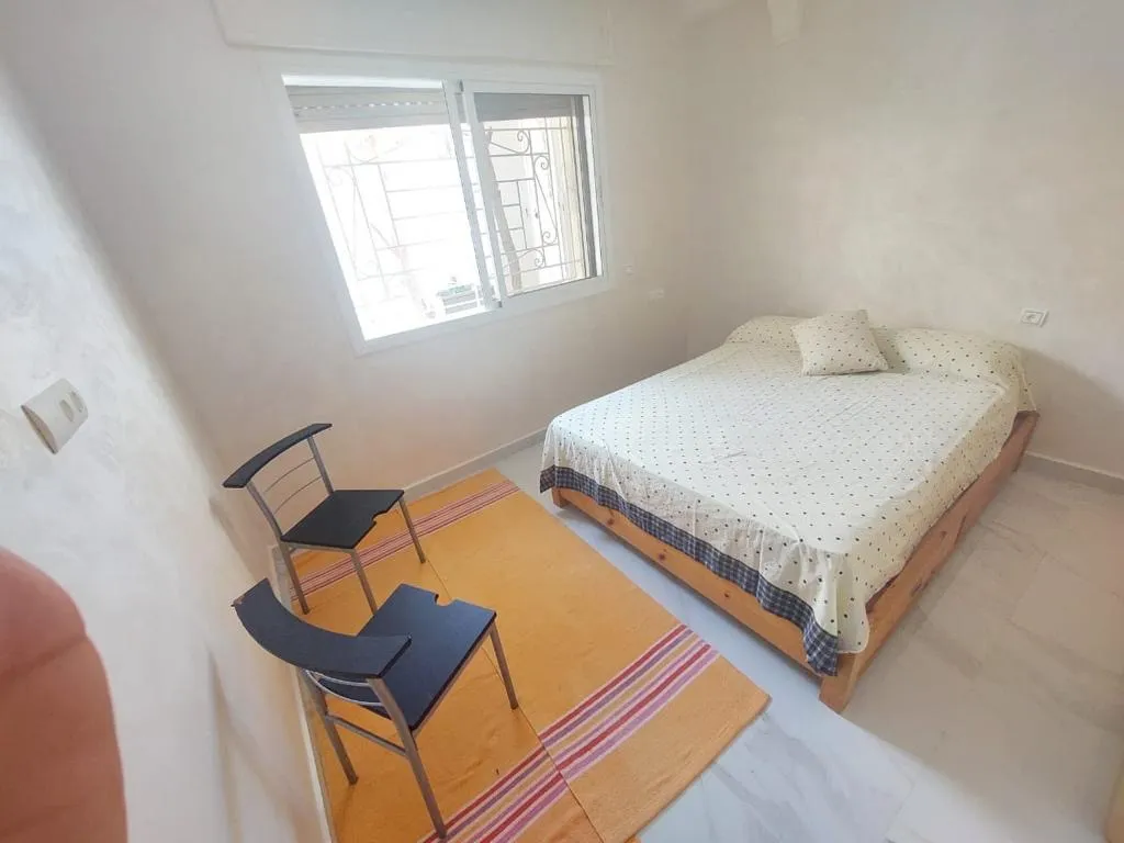 Appartement à Louer à M'diq  RDC, Résidence Calme, 2 Chambres, Wi-Fi & Parking