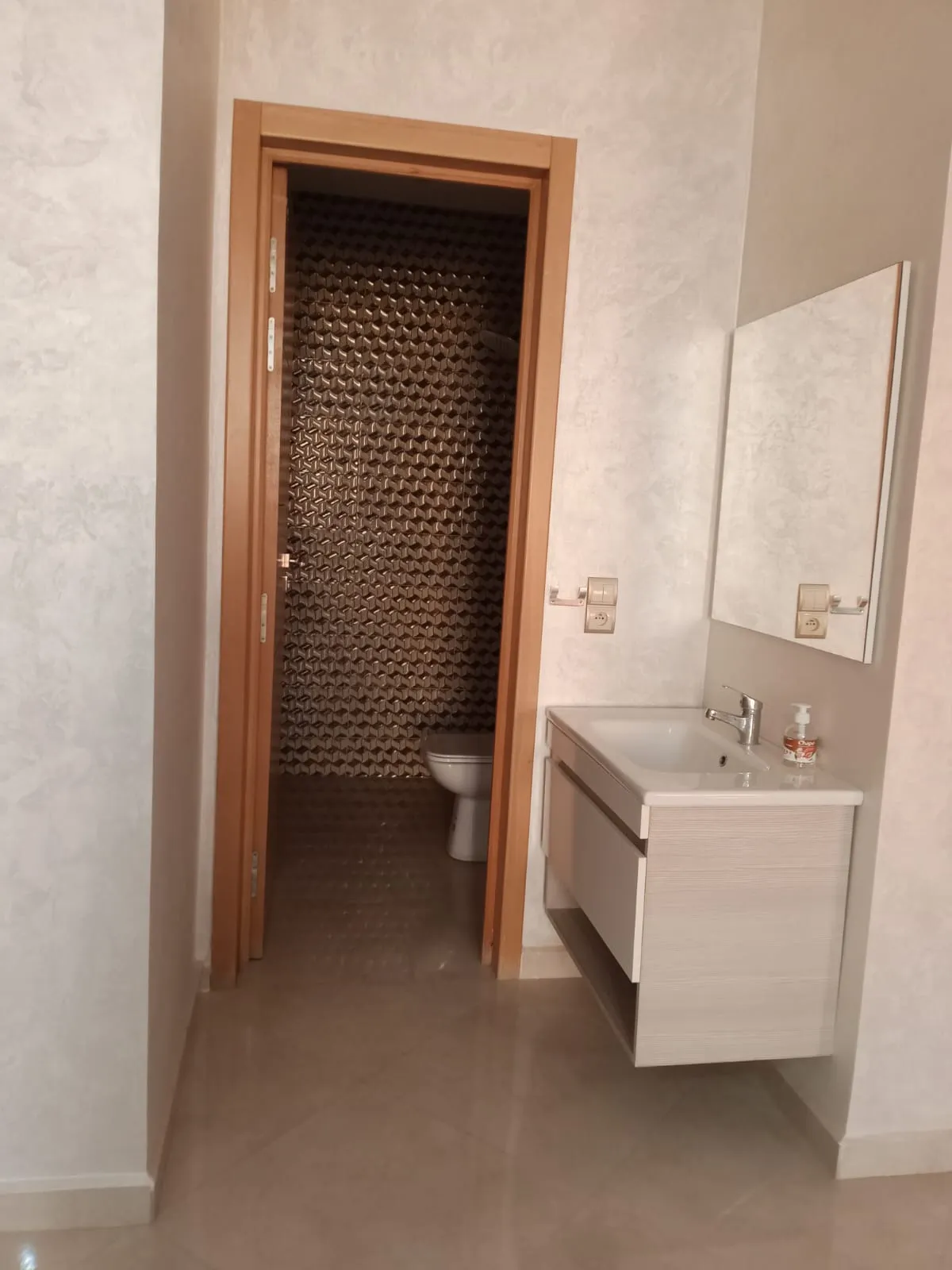 Bel appartement à louer à la journée au quartier Mohammedi à Agadir.