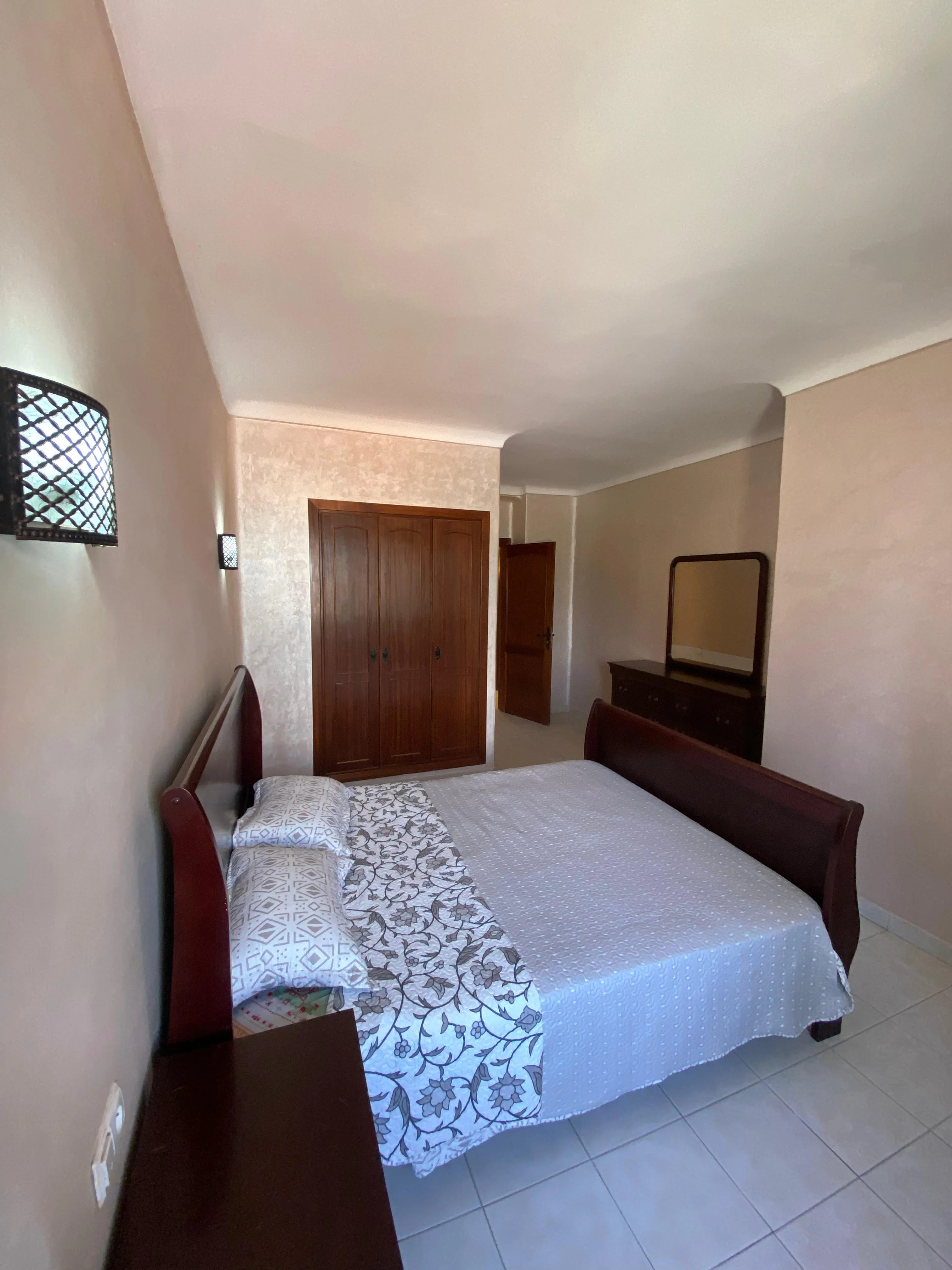 Appartement à louer en RDC à M'diq, vue sur piscine, 1 chambre et 2 salles de bain