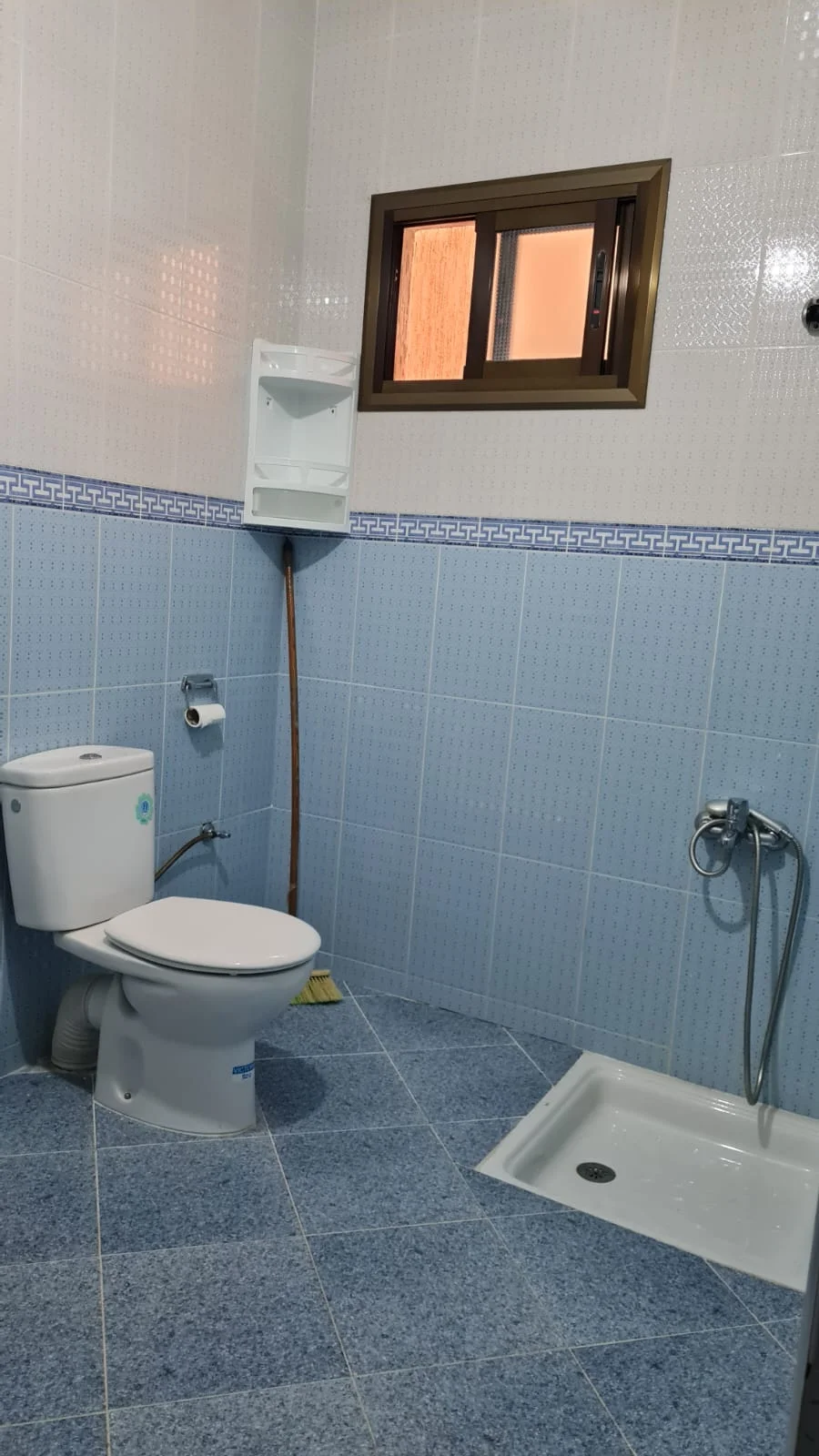 Appartement à louer à Tetouan chambre salon، balcon  ، garage ، 1ère étg 100 mètres  