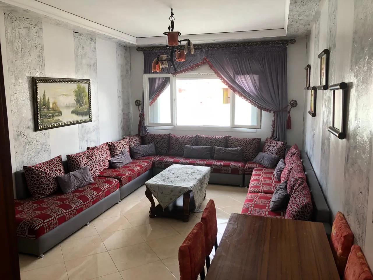 Appartement à louer à Tétouan, avec 2 chambres, un salon et 2 salles de bain.