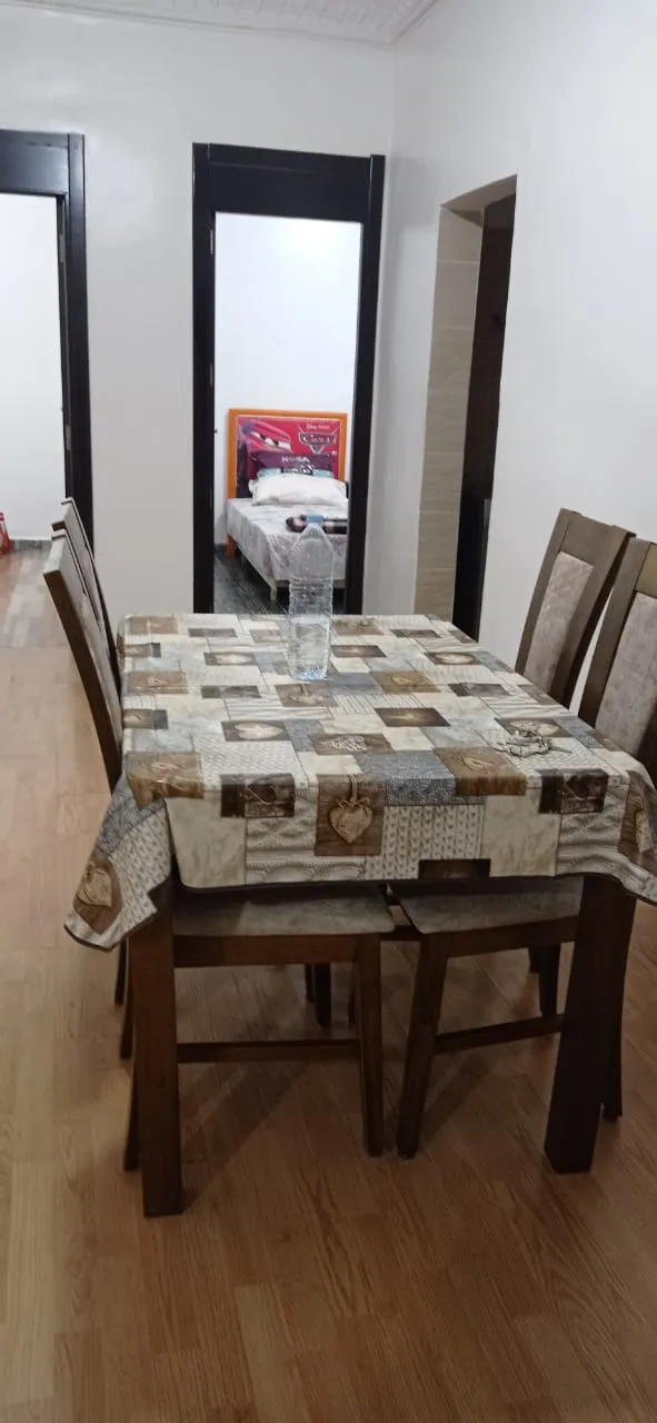 Appartement à louer à Tétouan, 3 chambres, salon, 100 m², au premier étage.