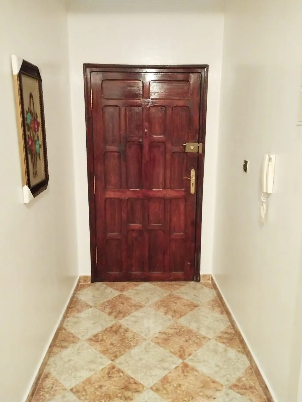 Appartement titré à vendre au troisième étage, composé de 2 chambres et un salon