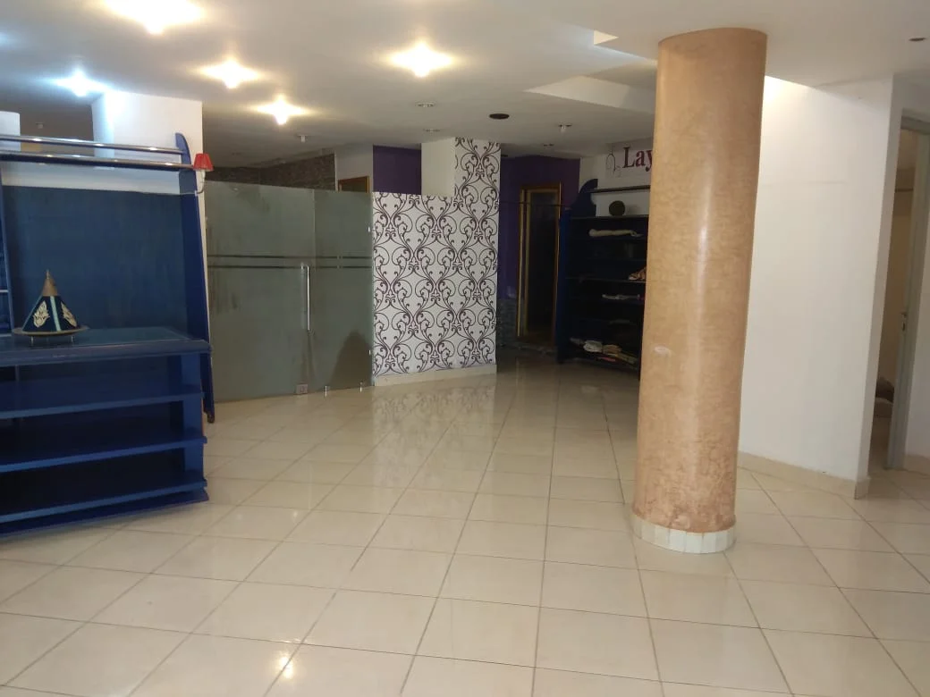 La clé d'un magasin à vendre dans la ville de Tétouan, d'une superficie de 200 mètres carrés