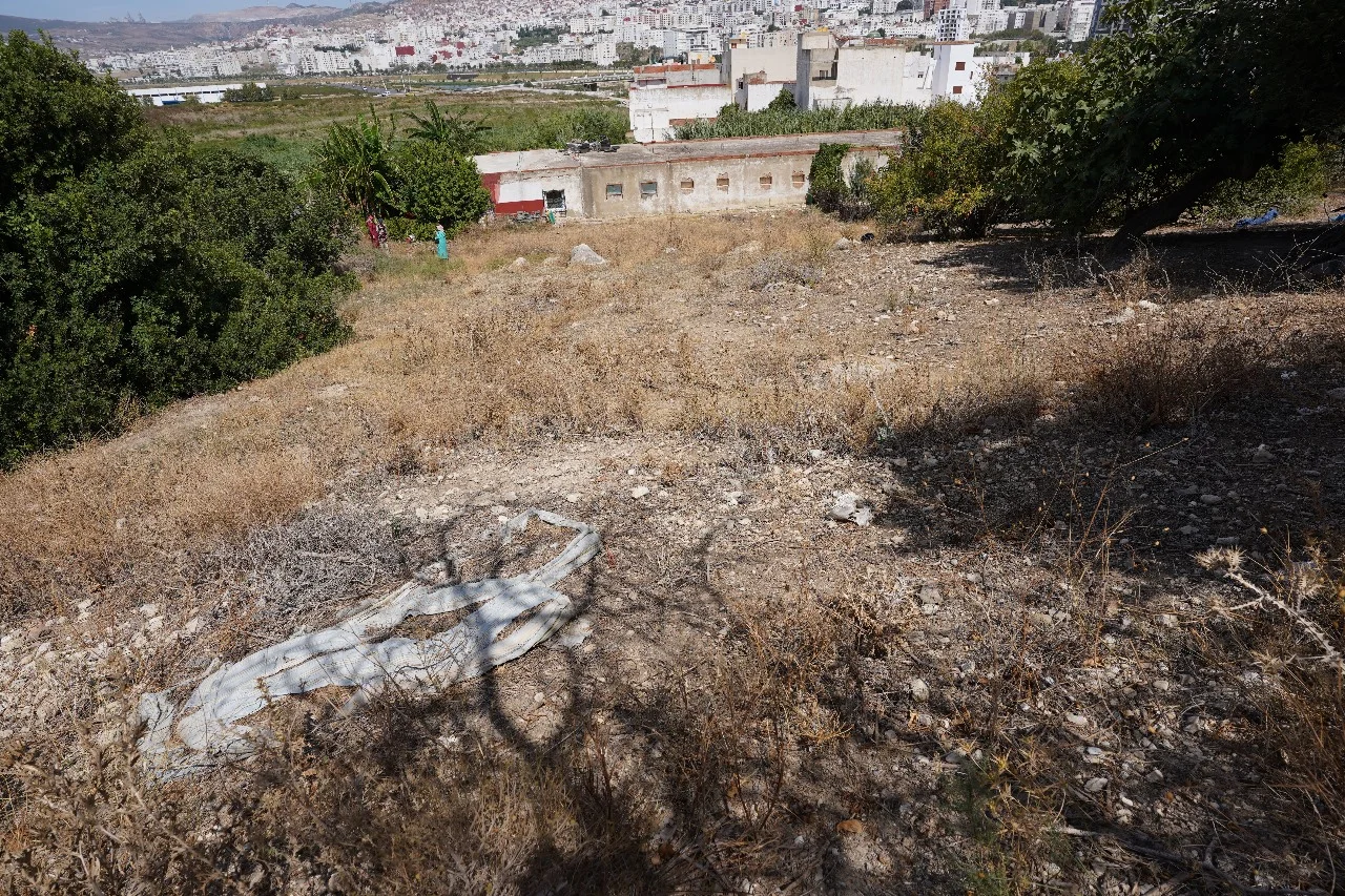 térrain à vondre à tetouan 640 mètres carrés Property ، deux faces 