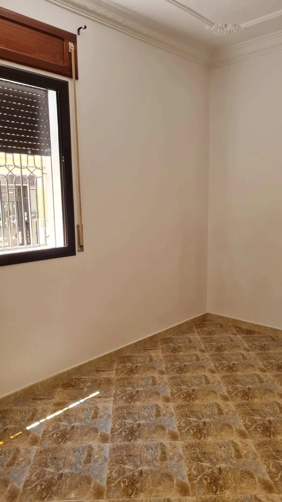 Appartement à louer à Tetouan chambre salon، balcon  ، garage ، 1ère étg 100 mètres  