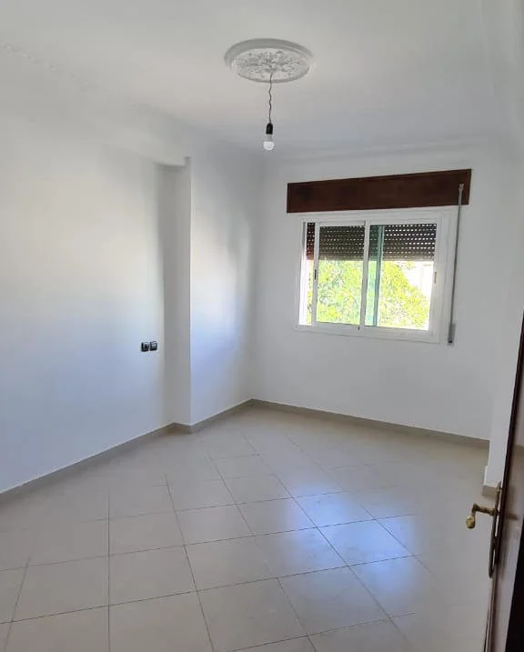 Appartement à vendre à tetouan 3 chambres salon salle de bain 2ème étage portefeuille 104 mètres