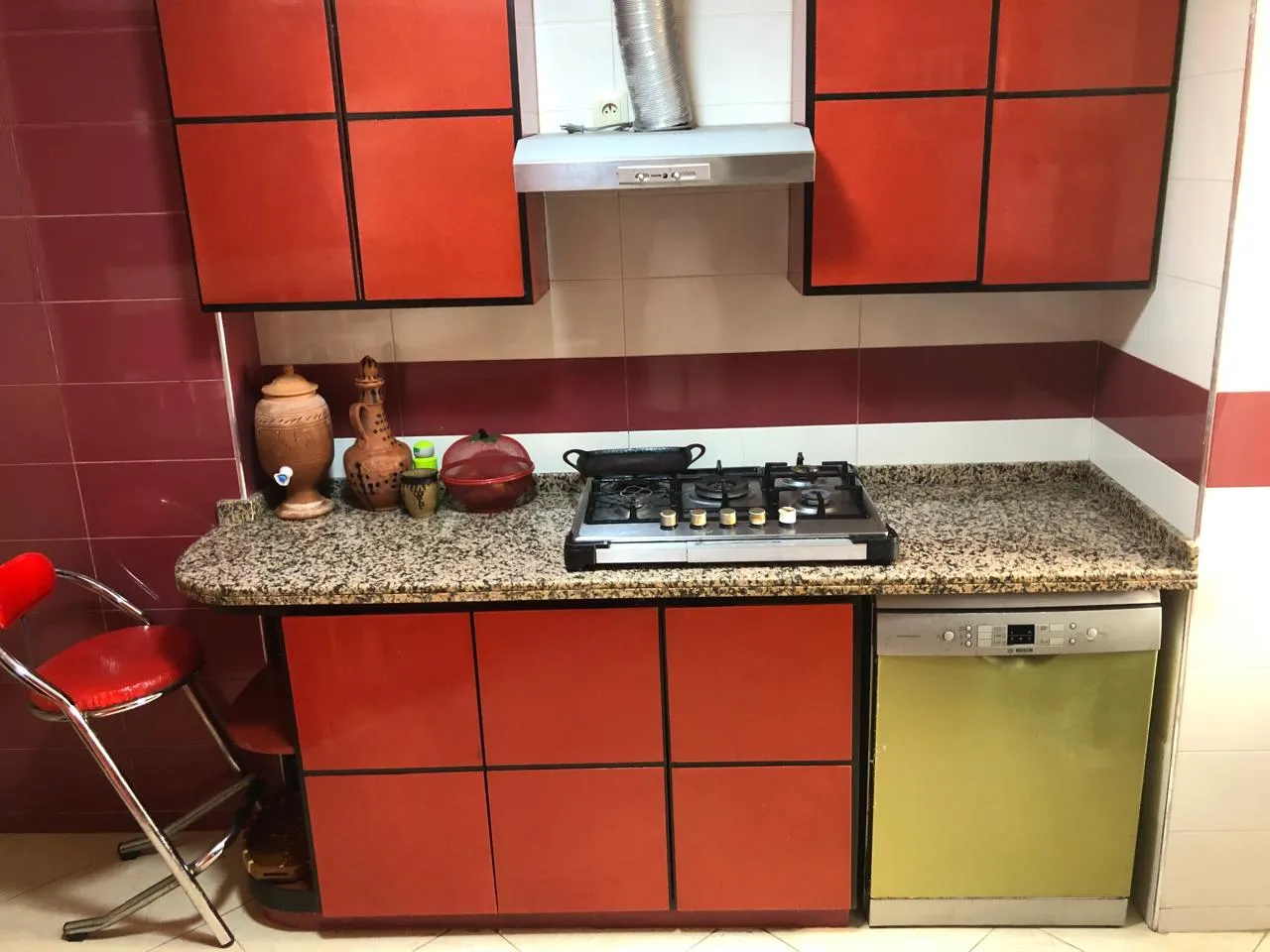 Appartement à louer à Tétouan, avec 2 chambres, un salon et 2 salles de bain.