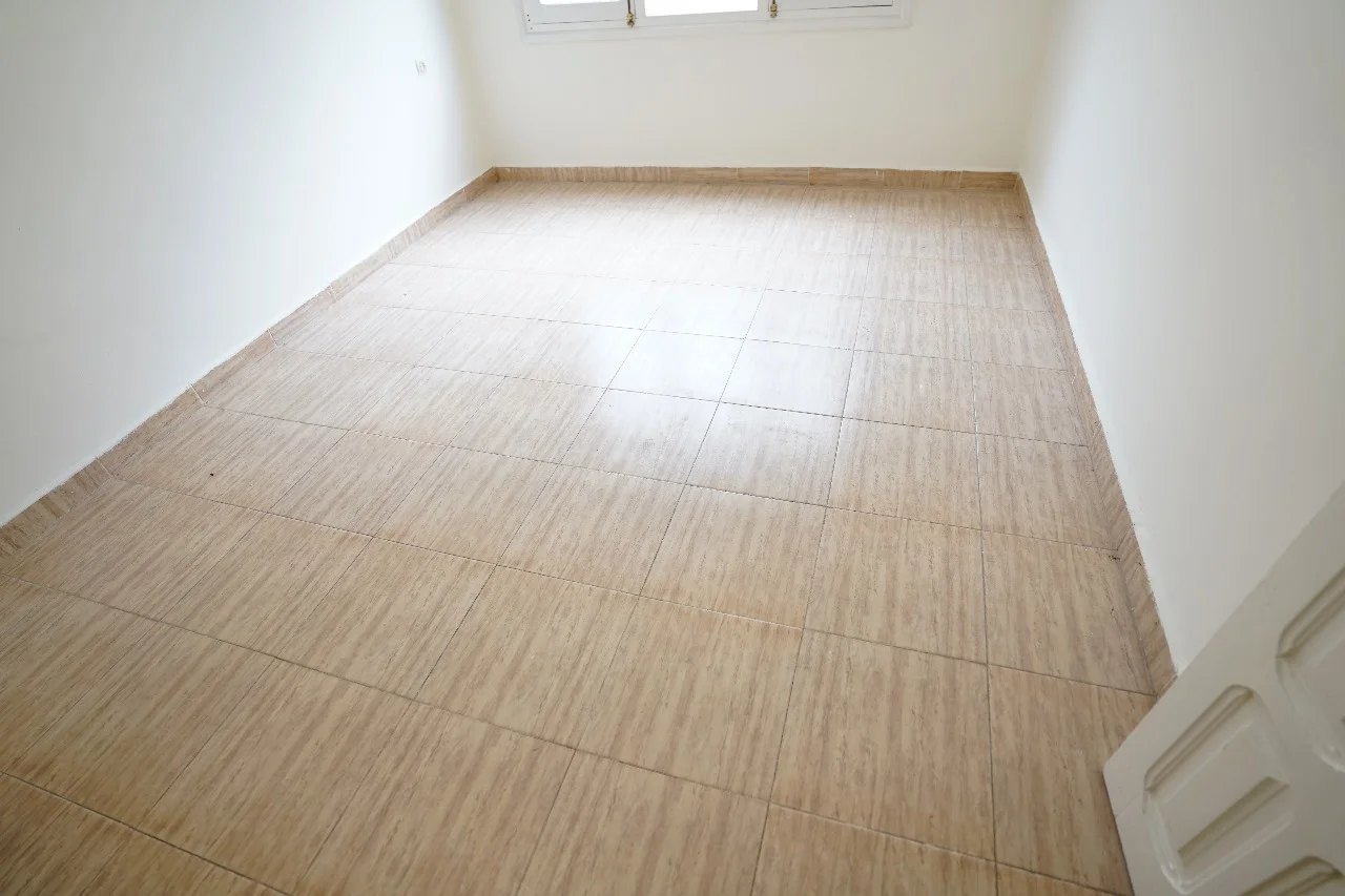 Appartement à vendre à tetouan 2 chambre 2 salon  balcon 100 mètres 2 ème étage 