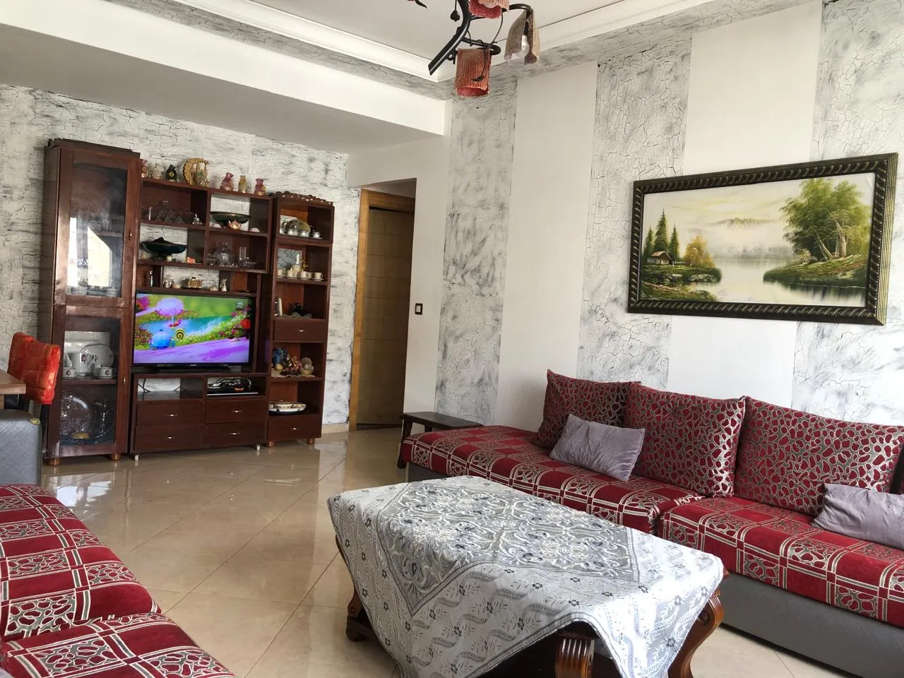 Appartement à louer à Tétouan, avec 2 chambres, un salon et 2 salles de bain.