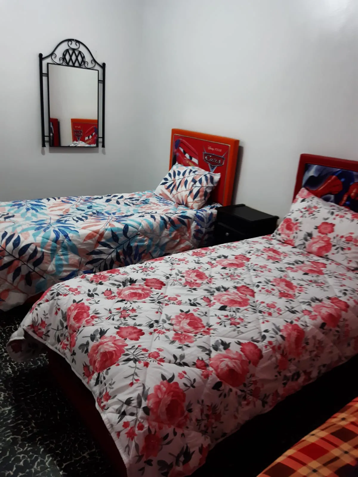 Appartement à louer à Tétouan, 3 chambres, salon, 100 m², au premier étage.