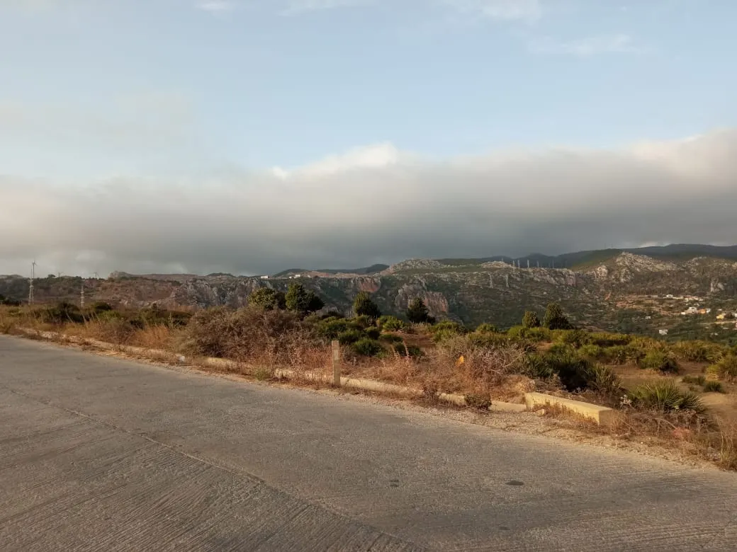 Terrain  à vendre à Tétouan, d’une superficie de 18 287 m², avec deux façad