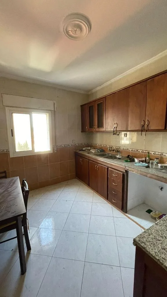 Appartement à vendre à tetouan salon 2 chambre balcon 4ème étage 77 mètres