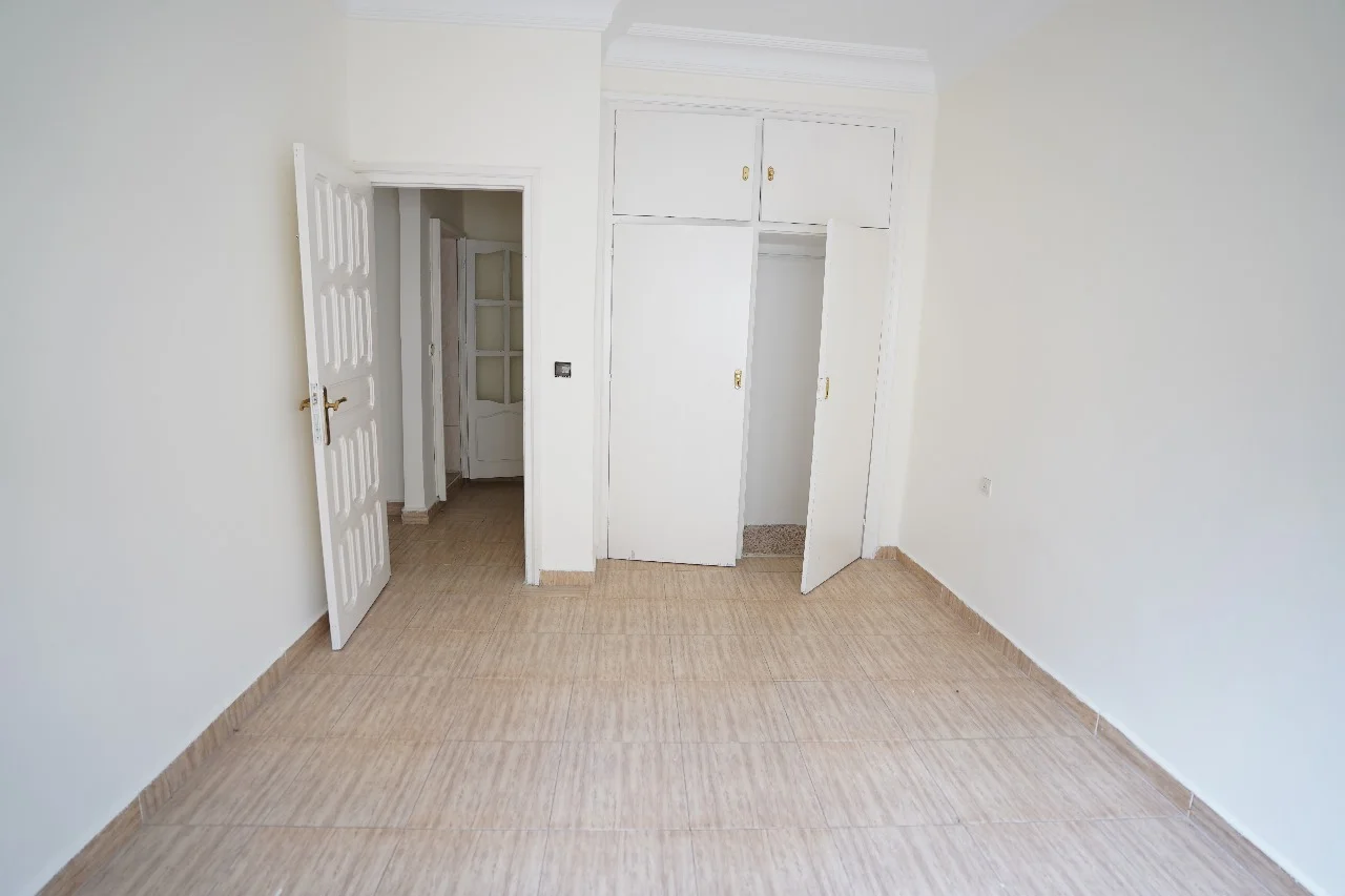 Appartement à vendre à tetouan 2 chambre 2 salon  balcon 100 mètres 2 ème étage 