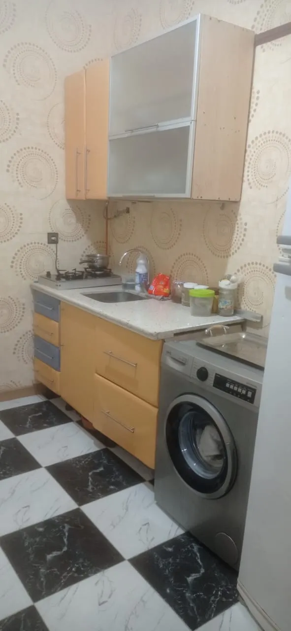 Appartement à louer à Tétouan, 3 chambres, salon, 100 m², au premier étage.