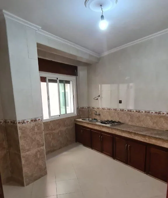 Appartement à vendre à tetouan 3 chambres salon salle de bain 2ème étage portefeuille 104 mètres