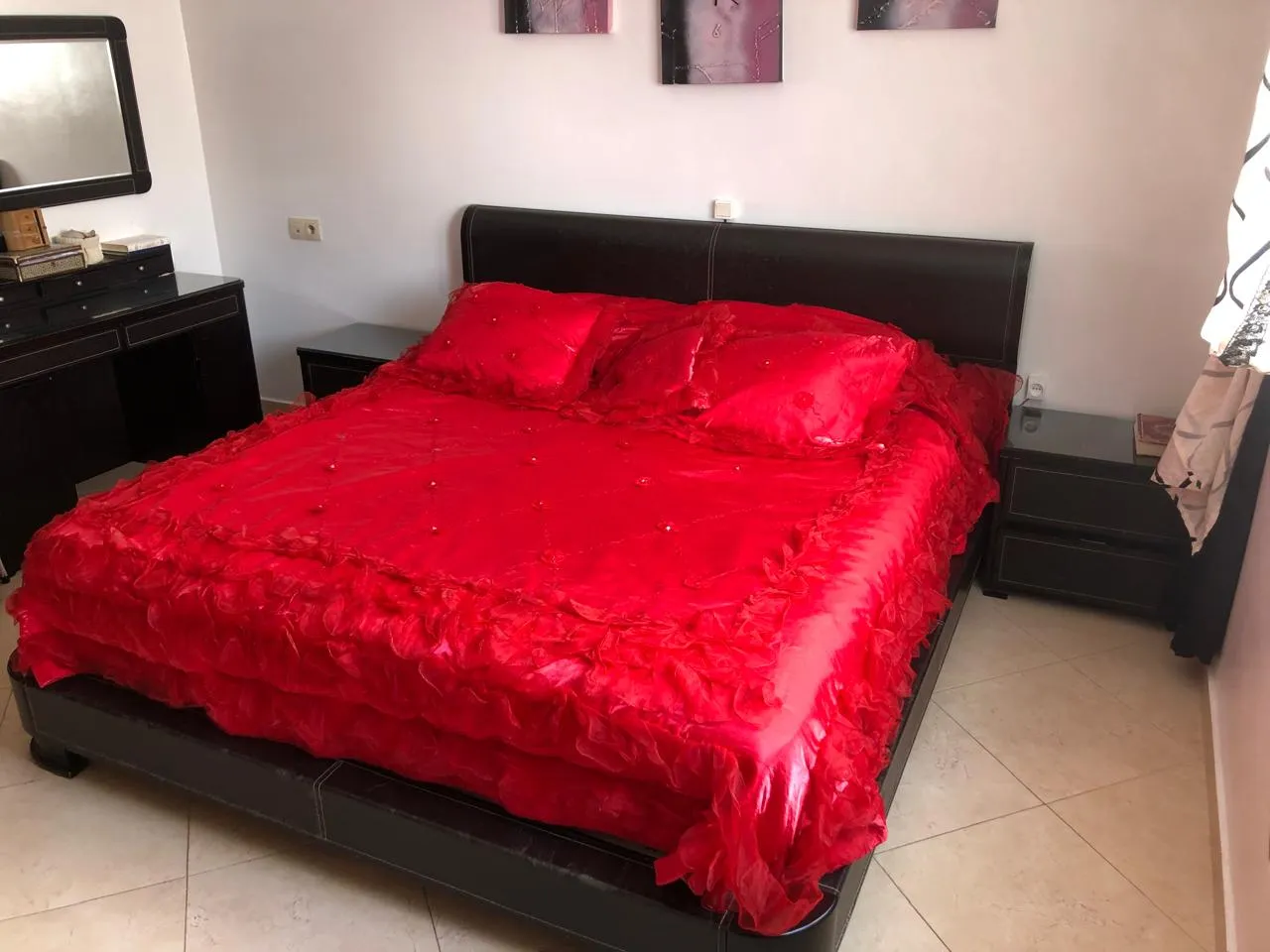 Appartement à louer à Tétouan, avec 2 chambres, un salon et 2 salles de bain.