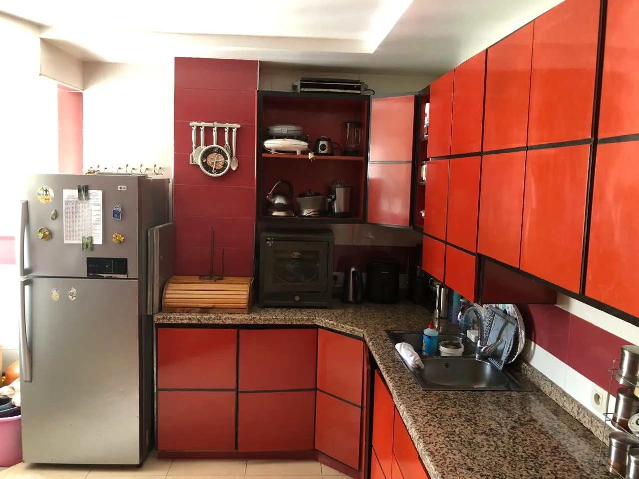 Appartement à louer à Tétouan, avec 2 chambres, un salon et 2 salles de bain.
