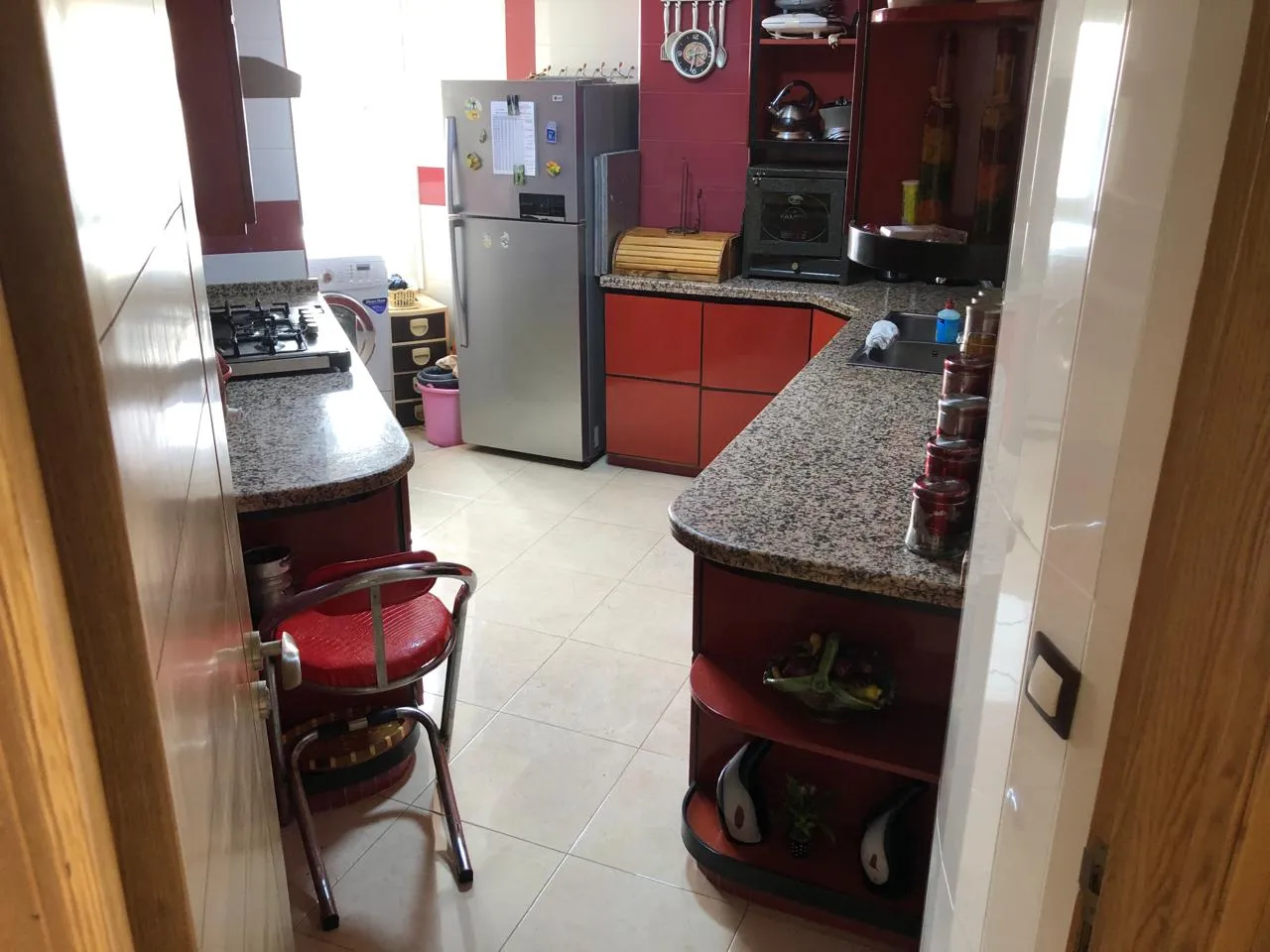 Appartement à louer à Tétouan, avec 2 chambres, un salon et 2 salles de bain.