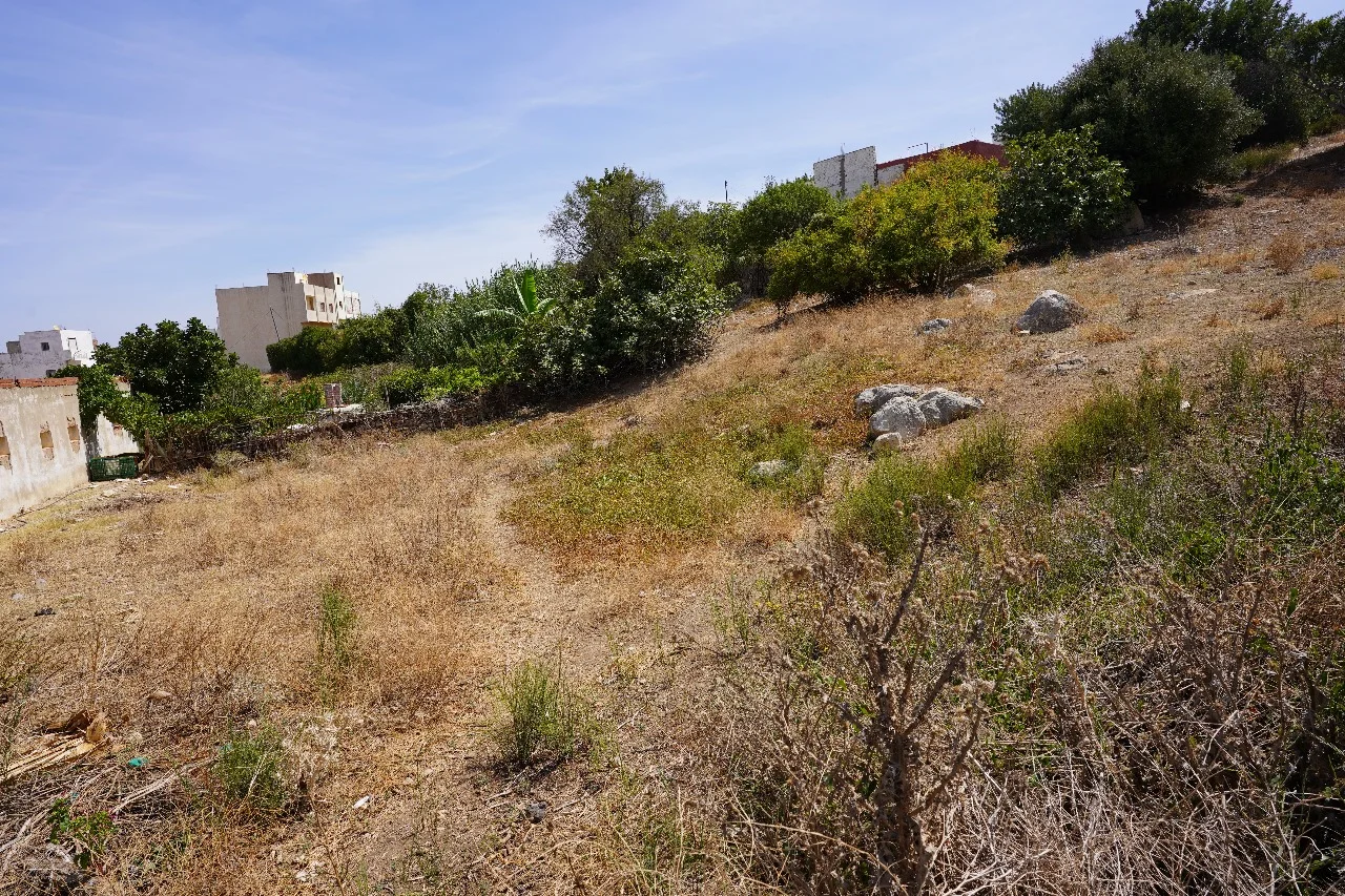 térrain à vondre à tetouan 640 mètres carrés Property ، deux faces 