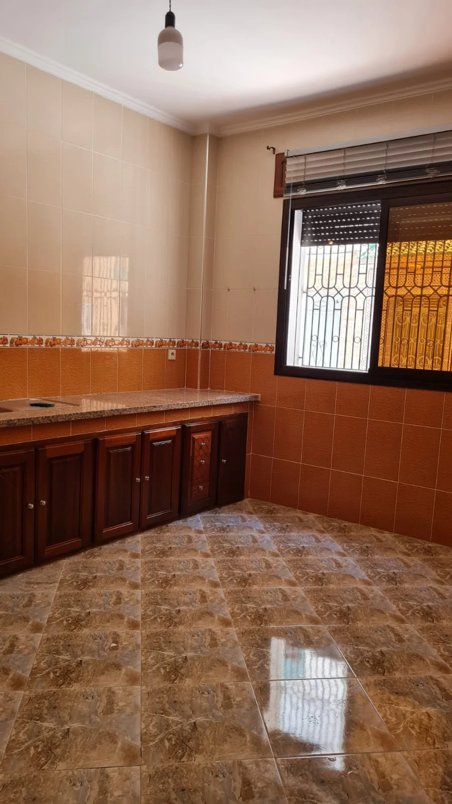 Appartement à louer à Tetouan chambre salon، balcon  ، garage ، 1ère étg 100 mètres  