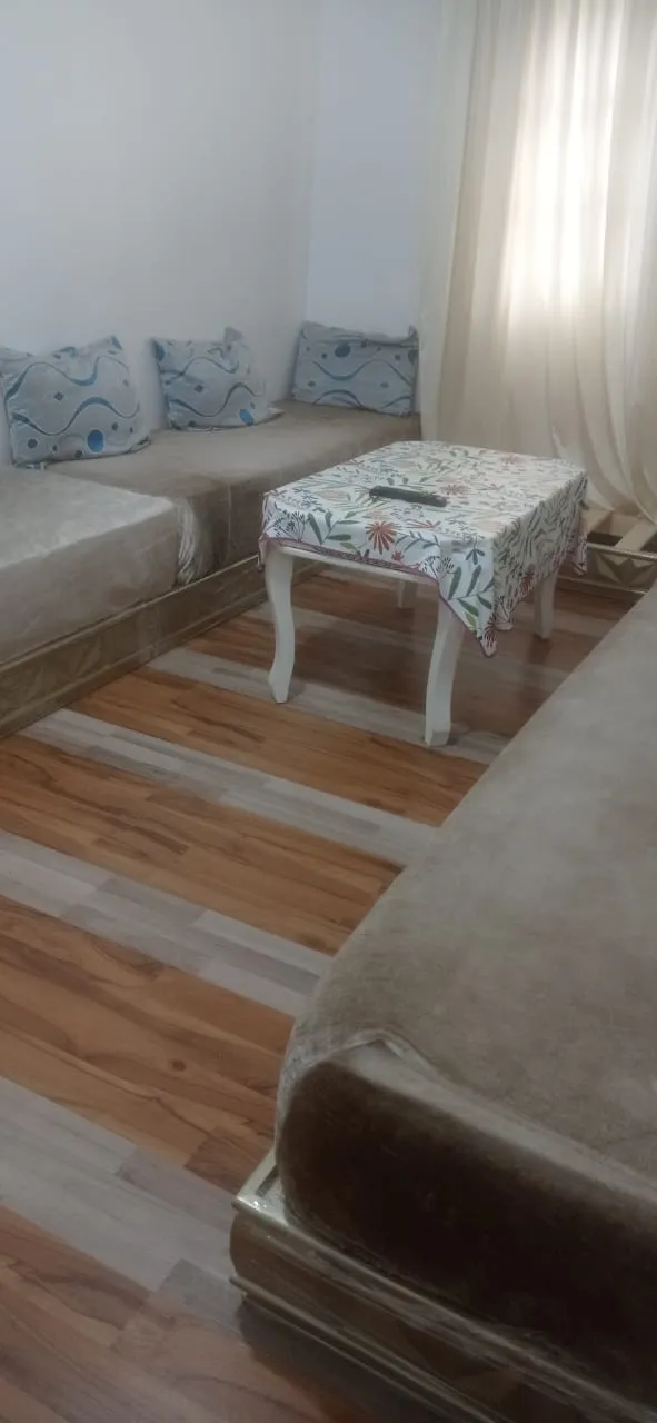 Appartement à louer à Tétouan, 3 chambres, salon, 100 m², au premier étage.