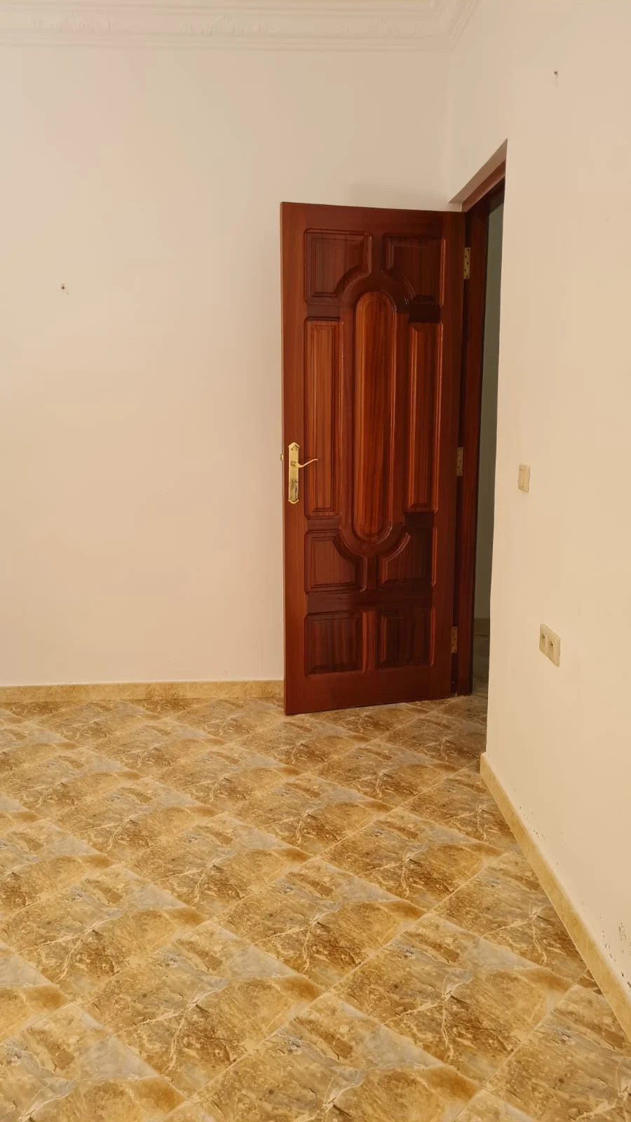 Appartement à louer à Tetouan chambre salon، balcon  ، garage ، 1ère étg 100 mètres  