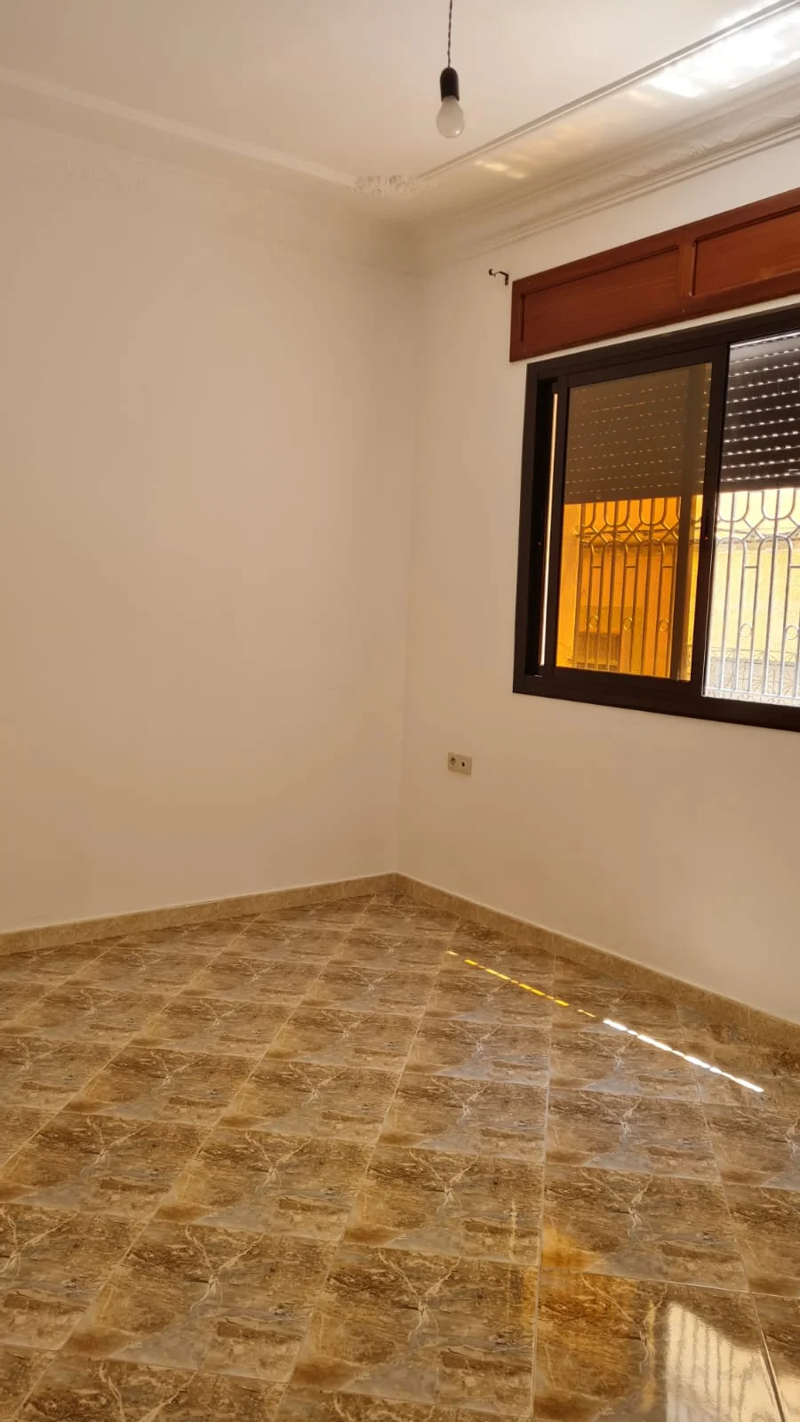 Appartement à louer à Tetouan chambre salon، balcon  ، garage ، 1ère étg 100 mètres  