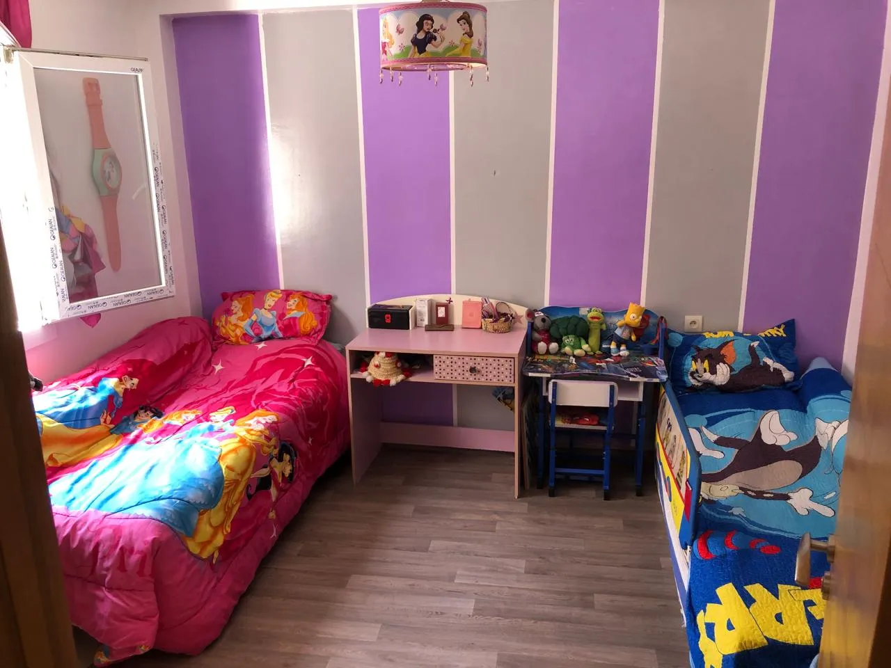 Appartement à louer à Tétouan, avec 2 chambres, un salon et 2 salles de bain.