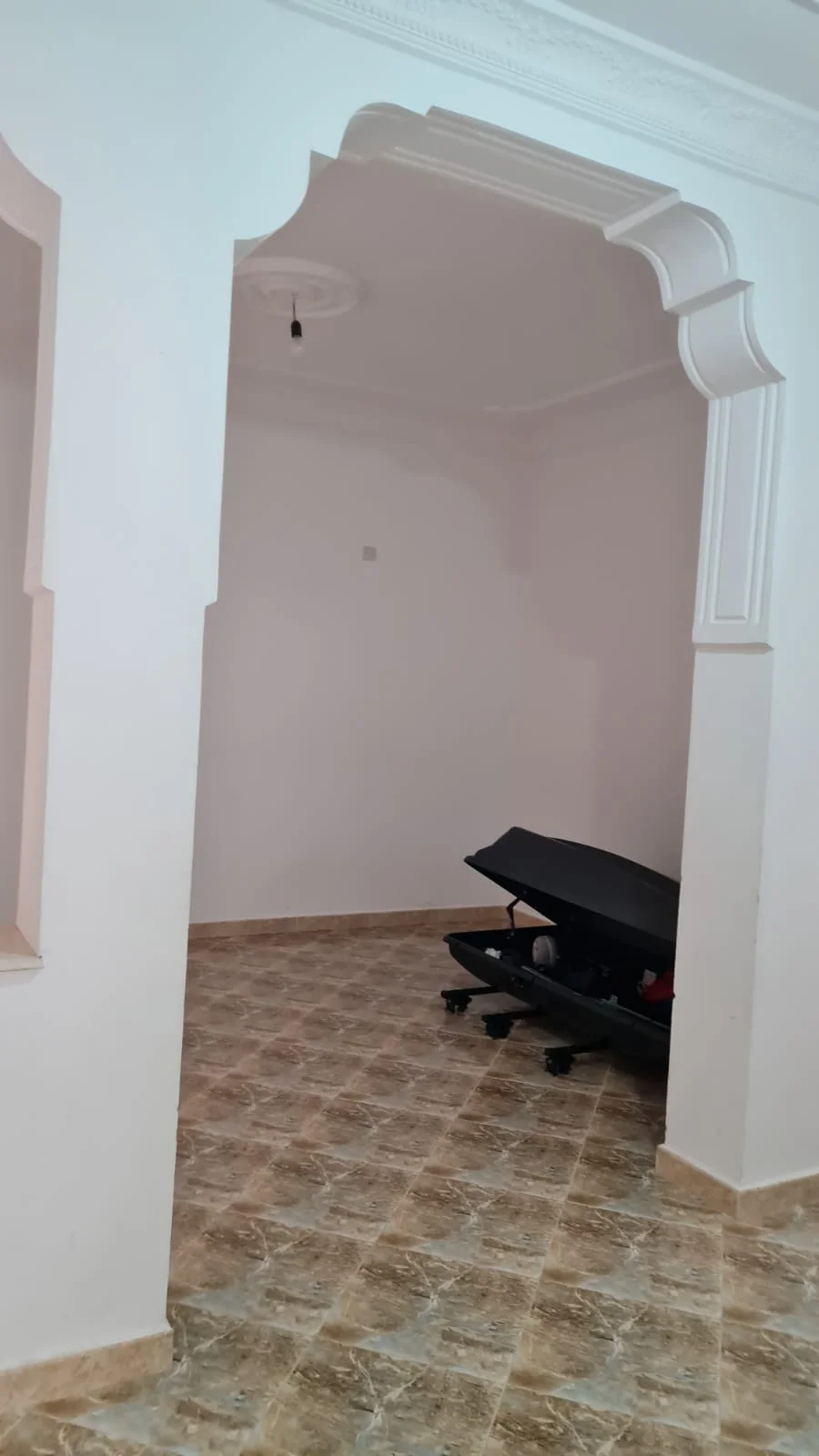 Appartement à louer à Tetouan chambre salon، balcon  ، garage ، 1ère étg 100 mètres  