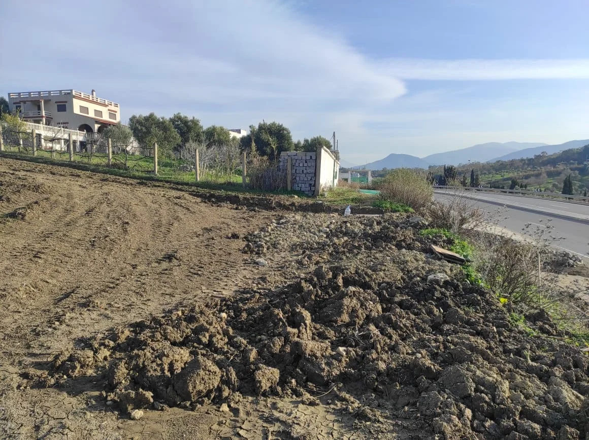 Terrain Agriculture a vendre a cote de tétouan 2341 m² 4 facades Titrée Villa R3