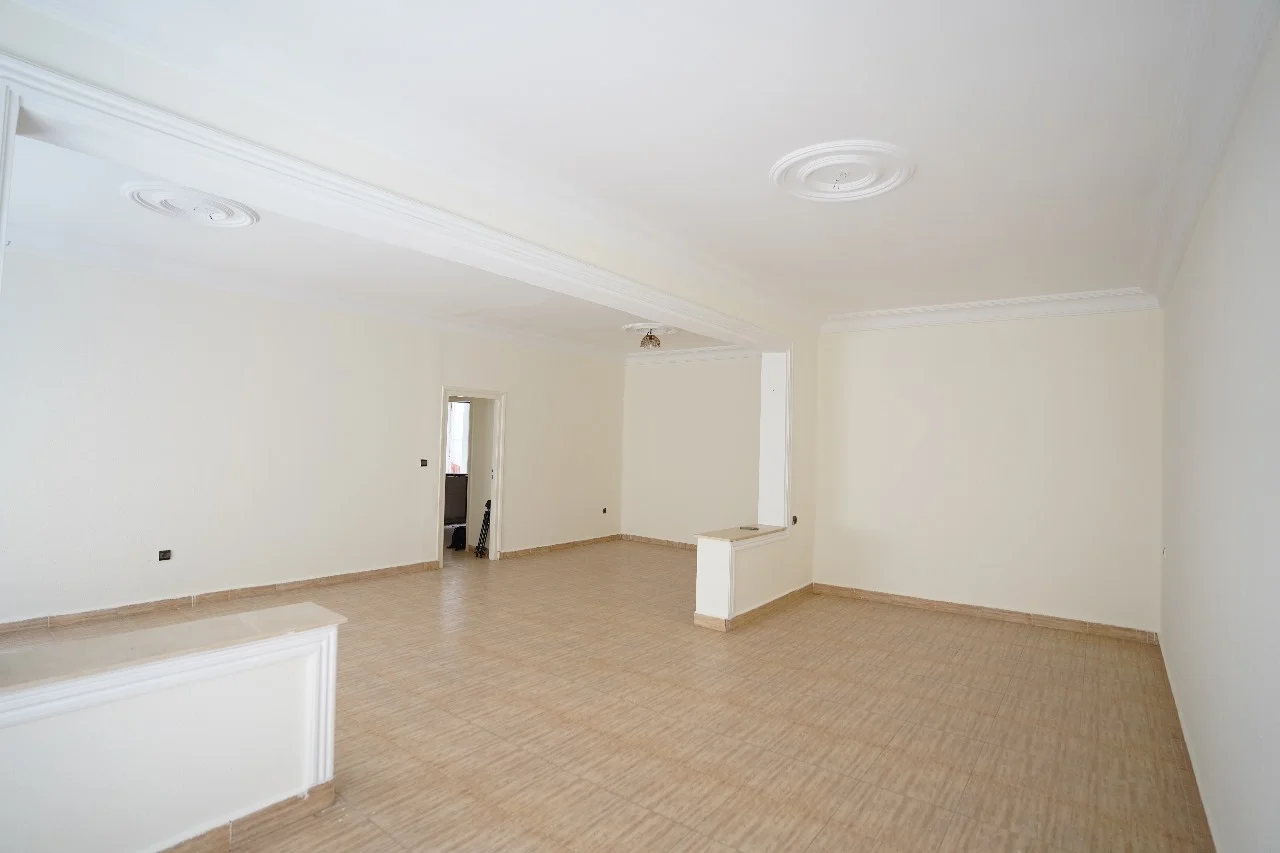 Appartement à vendre à tetouan 2 chambre 2 salon  balcon 100 mètres 2 ème étage 