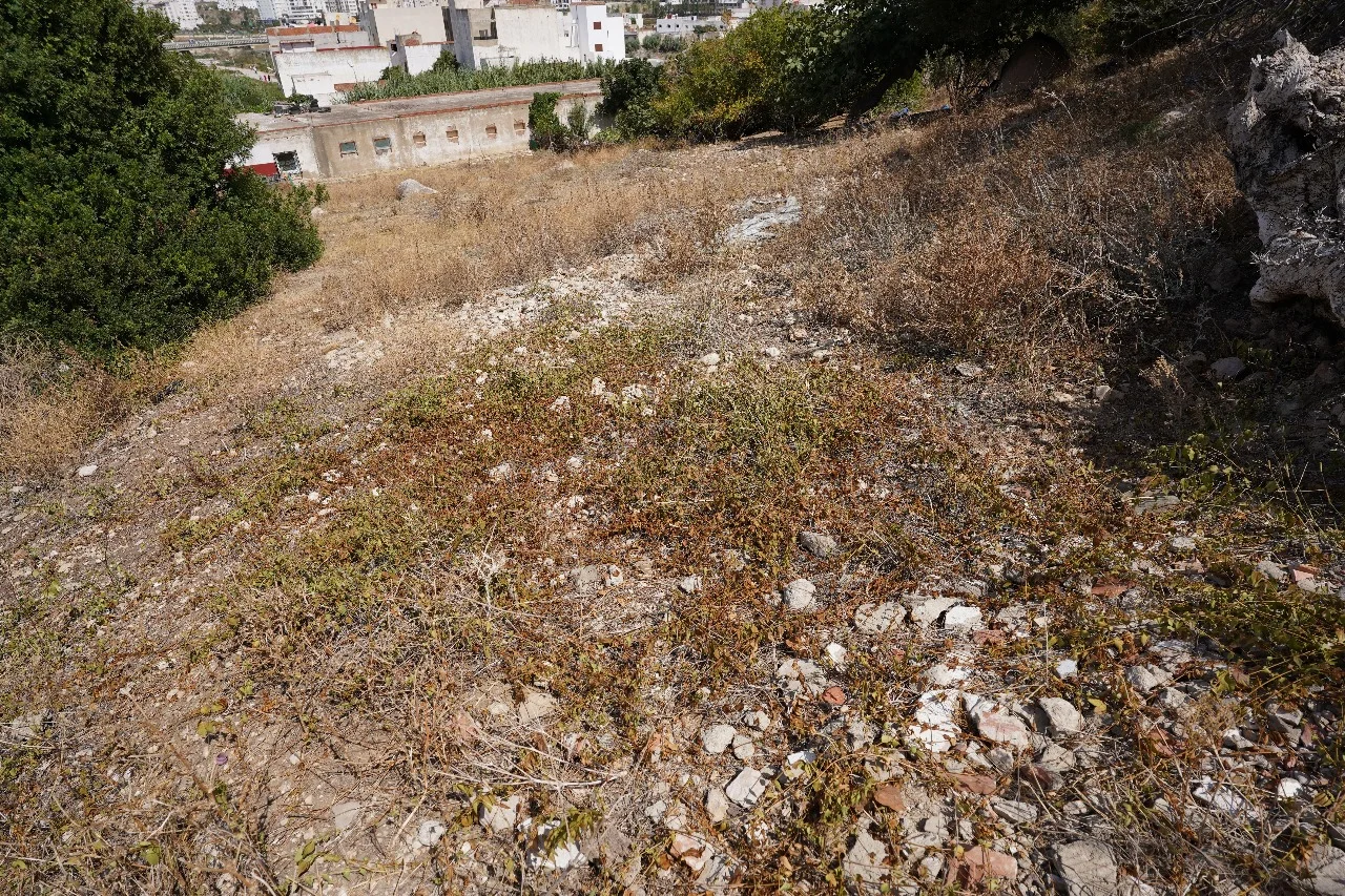 térrain à vondre à tetouan 640 mètres carrés Property ، deux faces 