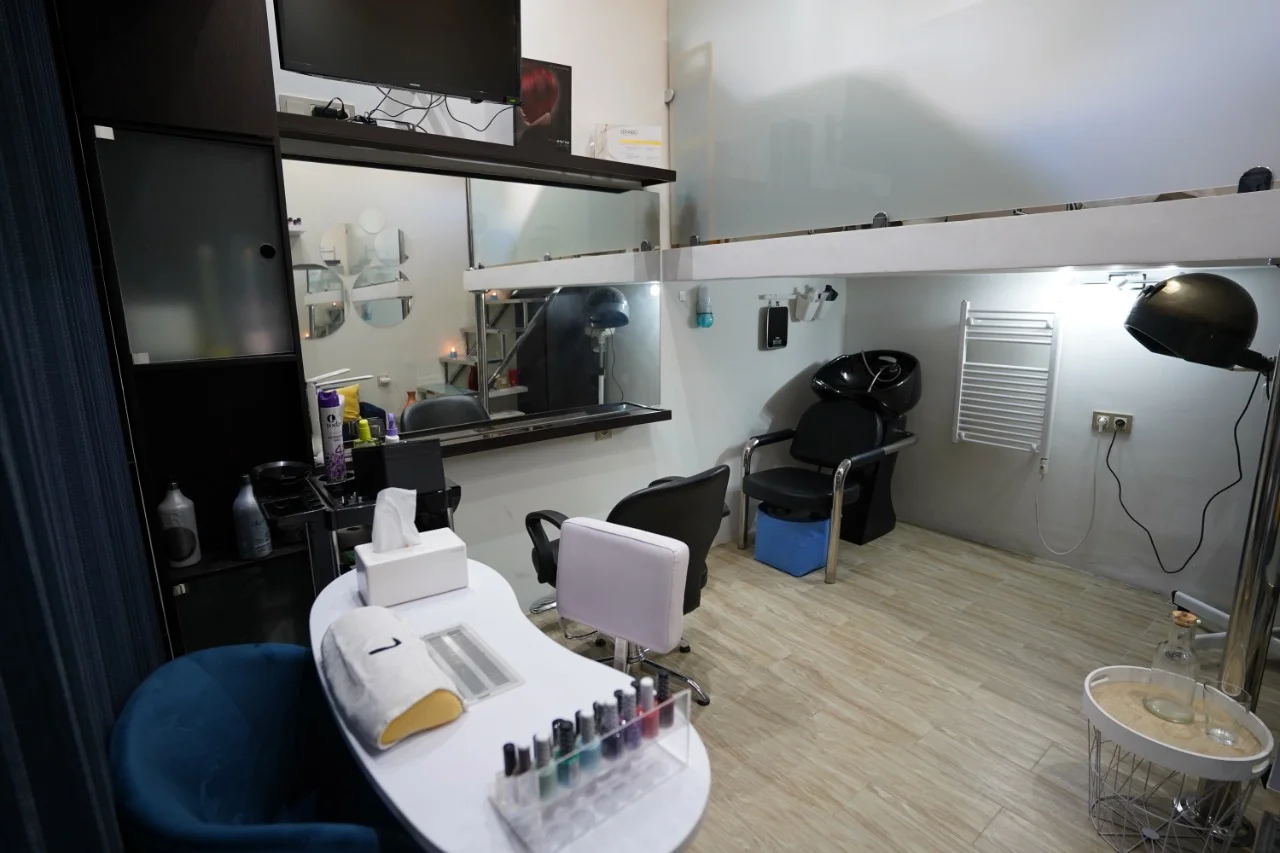 Beau salon de coiffure au centre-ville de Tétouan 20 mètres