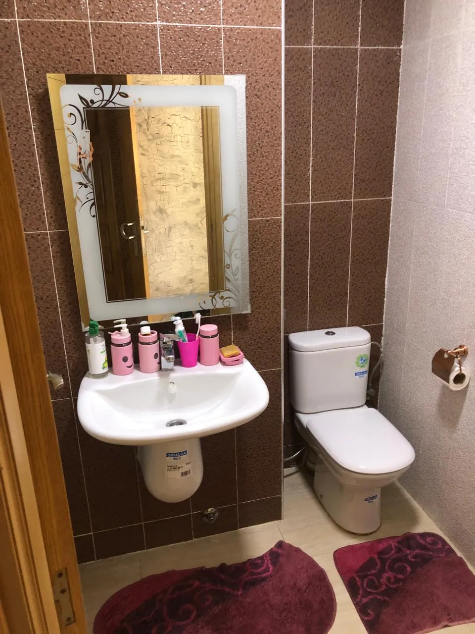 Appartement à louer à Tétouan, avec 2 chambres, un salon et 2 salles de bain.