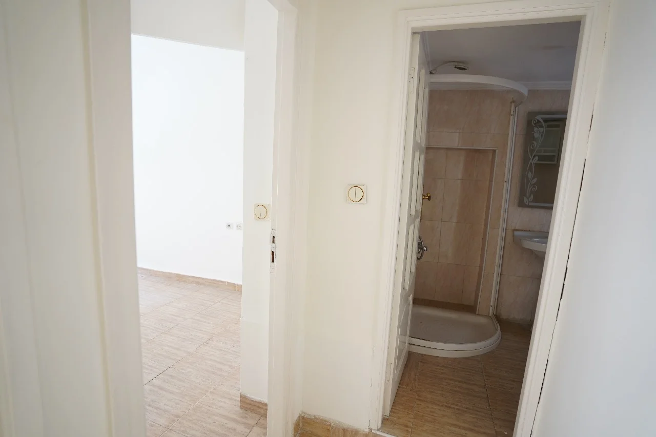 Appartement à vendre à tetouan 2 chambre 2 salon  balcon 100 mètres 2 ème étage 