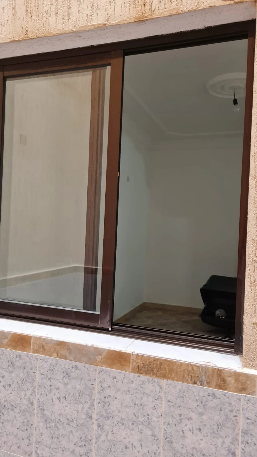 Appartement à louer à Tetouan chambre salon، balcon  ، garage ، 1ère étg 100 mètres  