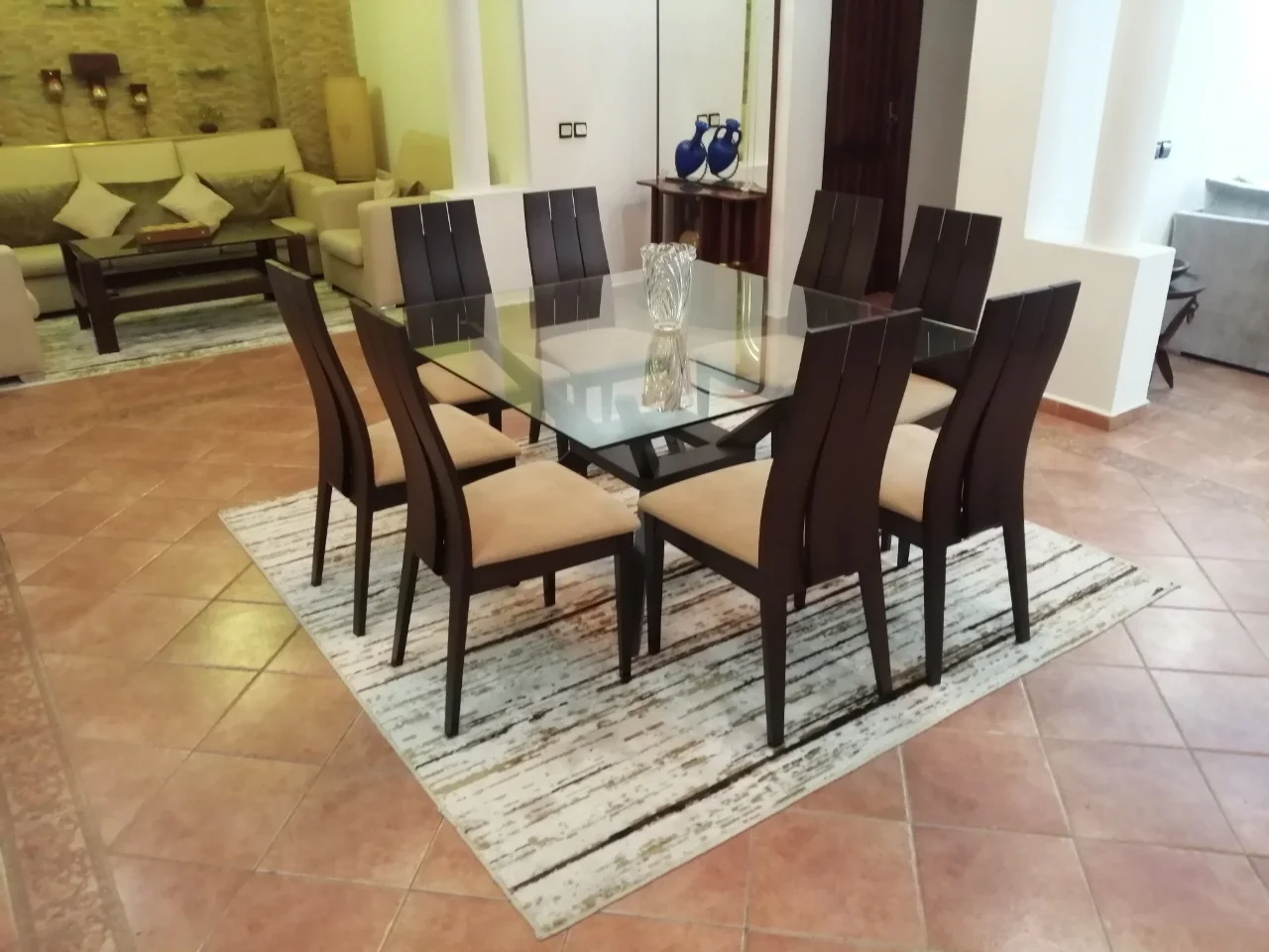 Luxueux appartement meublé à Tétouan au design moderne 3 salons 2 chambre 1 er étage 178 mètres