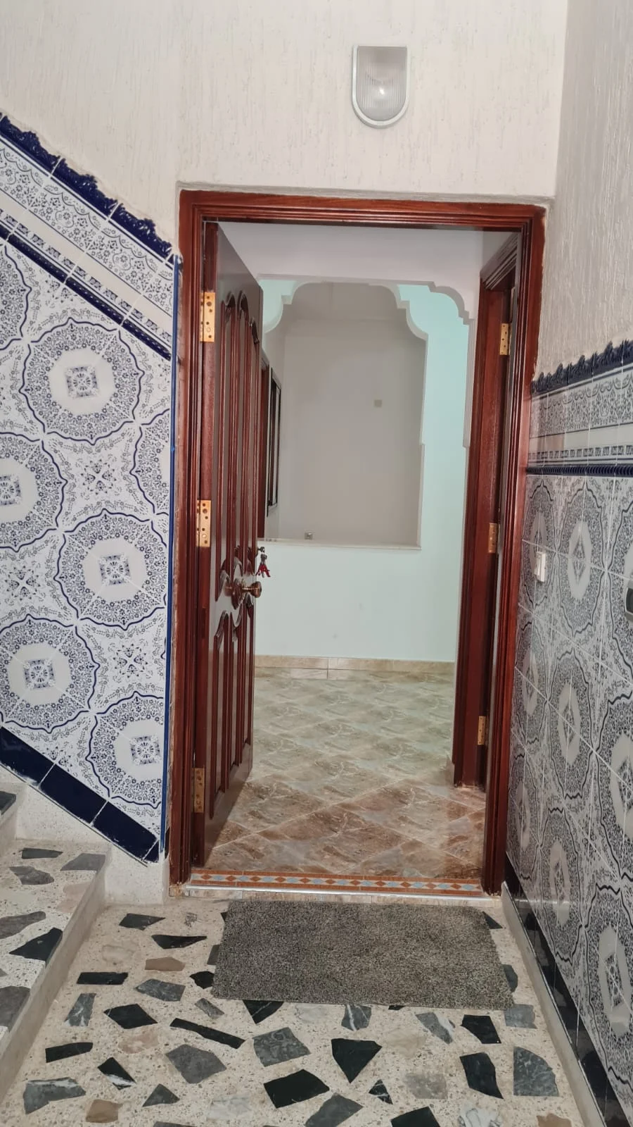 Appartement à louer à Tetouan chambre salon، balcon  ، garage ، 1ère étg 100 mètres  